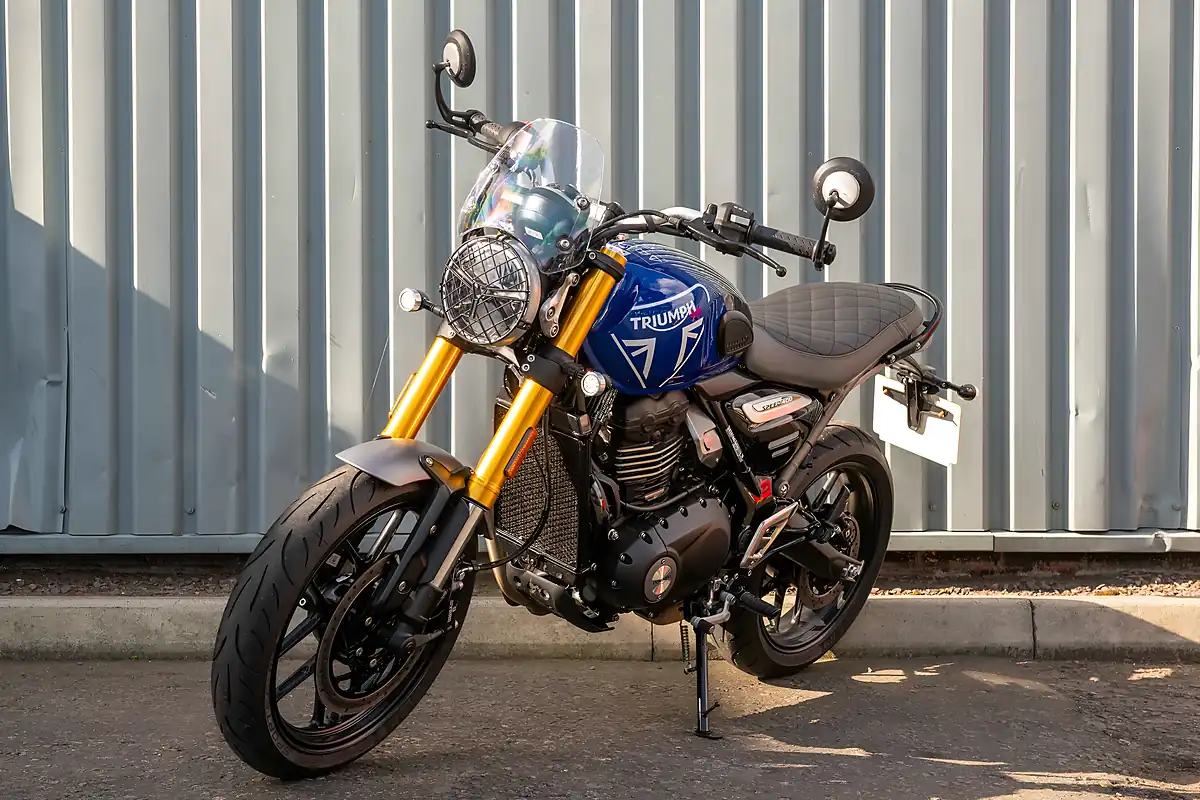 Used 2025 Triumph Speed 400 Caspian Blue / Storm Grey - Interior and Exterior details 4