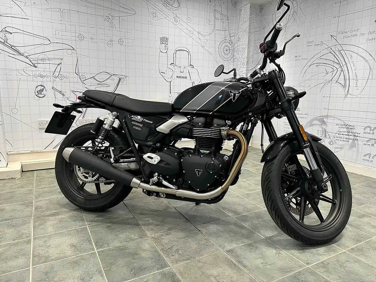 Used 2025 Triumph Speed Twin 900 Black - Interior and Exterior details 2