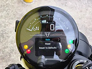 Used 2025 Triumph Speed Twin Black - Interior and Exterior details 13