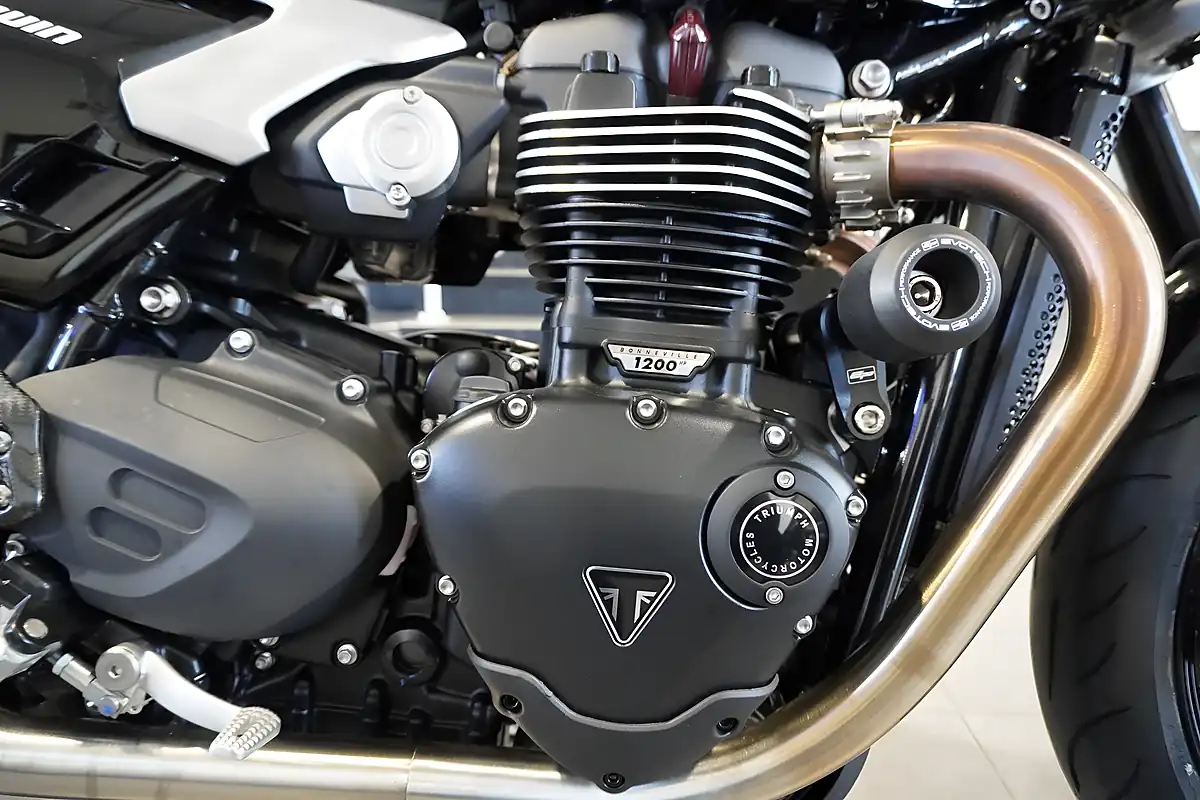 Used 2025 Triumph Speed Twin Red Metallic - Interior and Exterior details 10
