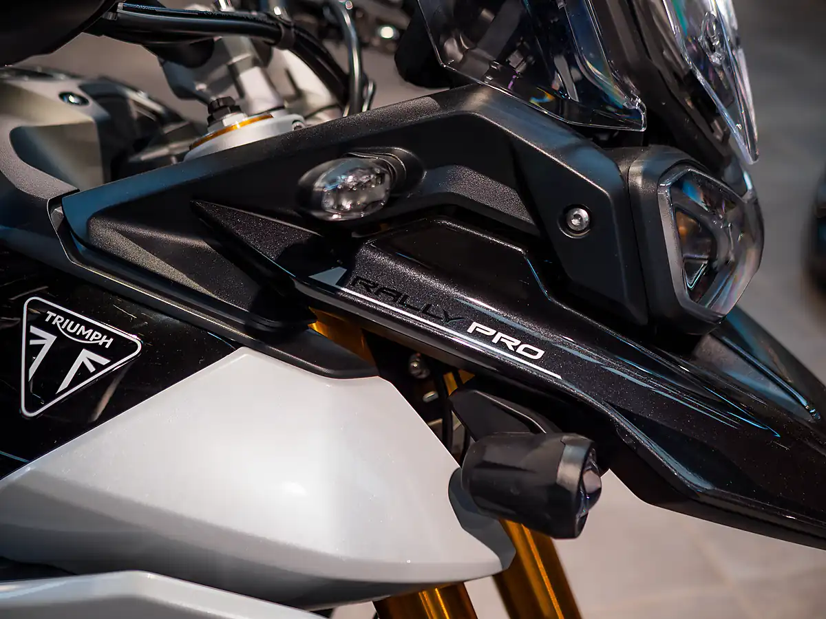 Used 2025 Triumph Tiger 900 Rally Pro Carbon Black / Sapphire Black - Interior and Exterior details 14