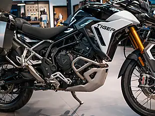 Used 2025 Triumph Tiger 900 Rally Pro Carbon Black / Sapphire Black - Interior and Exterior details 6