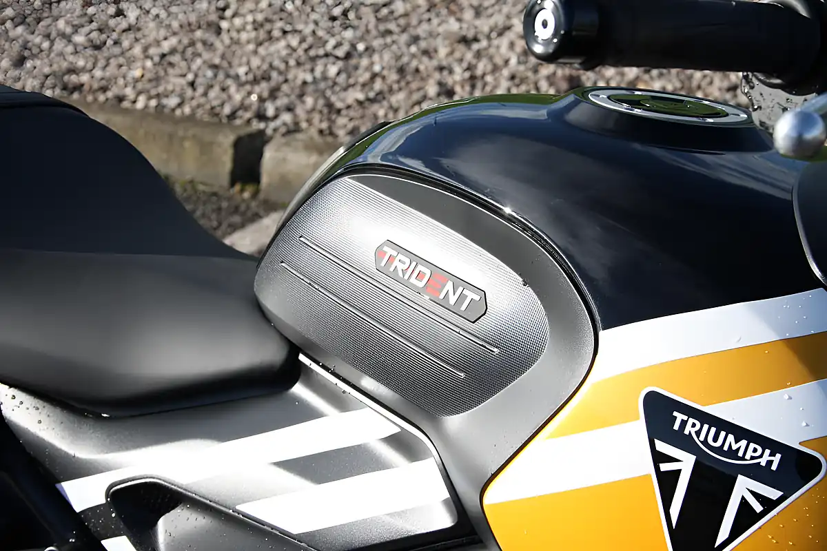 Used 2025 Triumph Trident 660 Cosmic Yellow/Sapphire - Interior and Exterior details 11