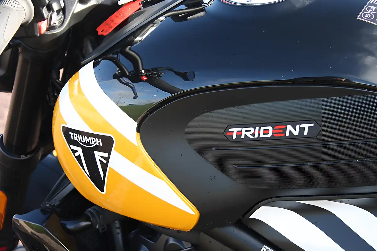 Used 2025 Triumph Trident 660 Cosmic Yellow/Sapphire - Interior and Exterior details 14