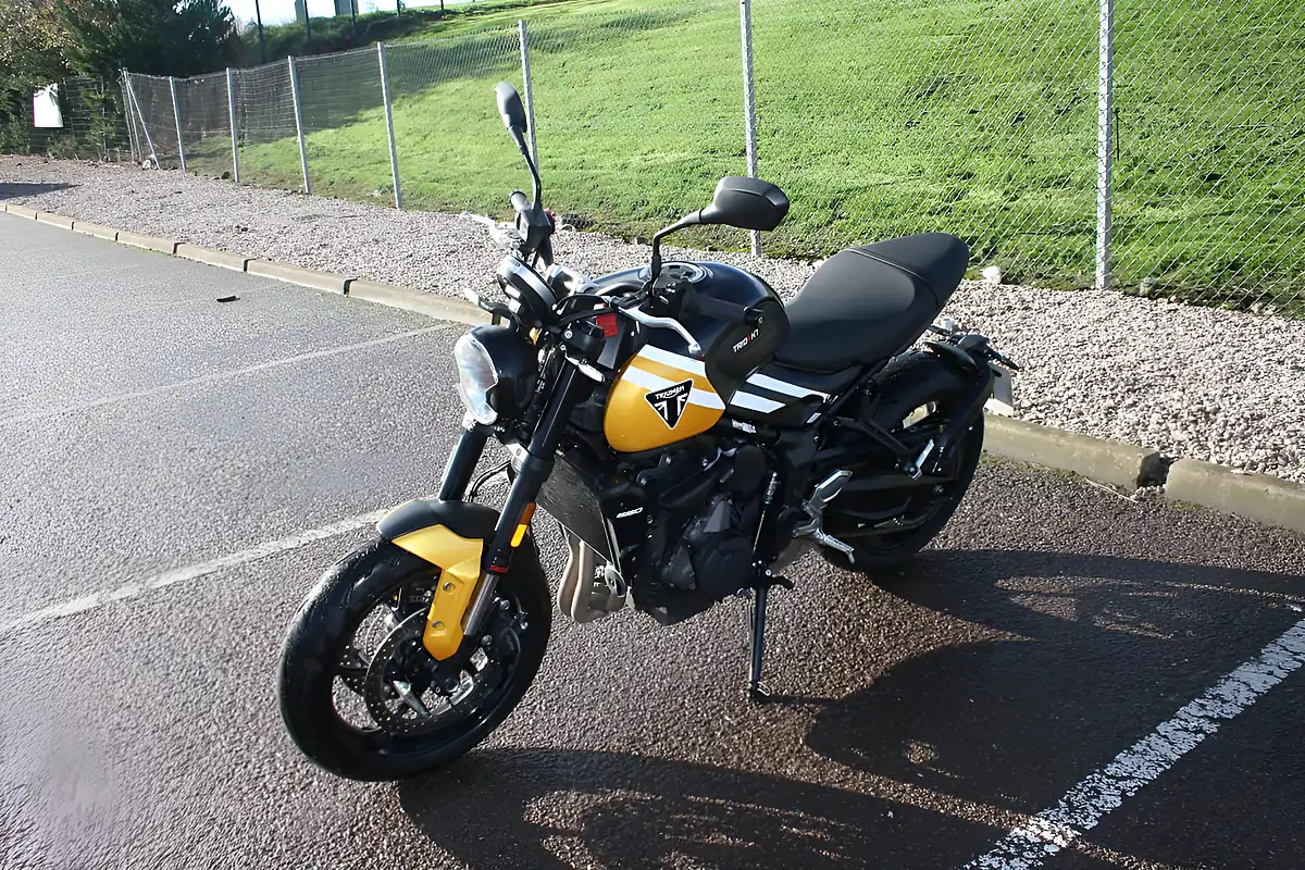 Used 2025 Triumph Trident 660 Cosmic Yellow/Sapphire - Interior and Exterior details 6