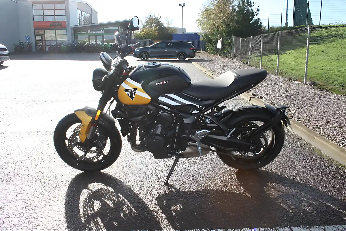 Used 2025 Triumph Trident 660 Cosmic Yellow/Sapphire - Interior and Exterior details 7
