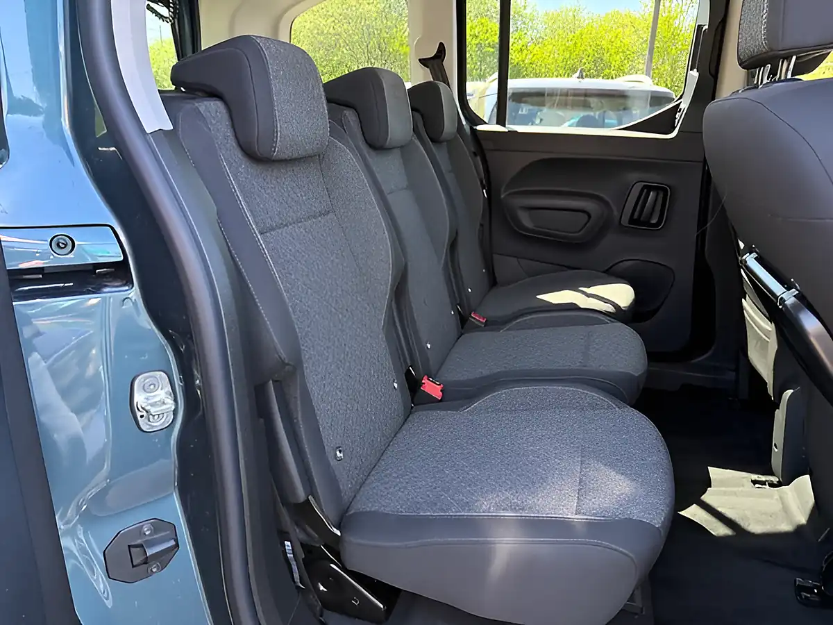 Used 2025 Vauxhall Combo Life Electric Ultimate Blue - Interior and Exterior details 13