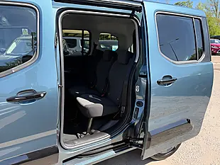 Used 2025 Vauxhall Combo Life Electric Ultimate Blue - Interior and Exterior details 15