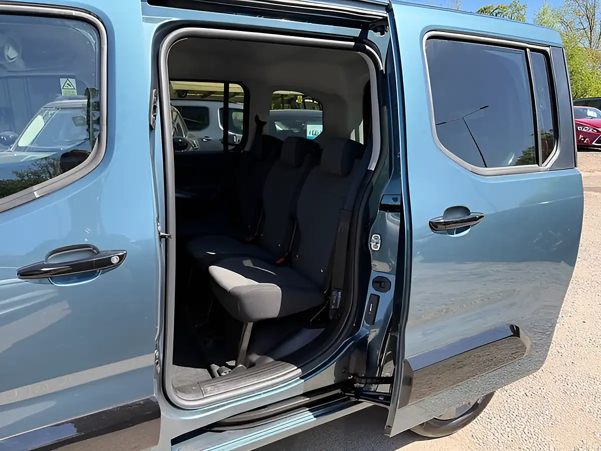 Used 2025 Vauxhall Combo Life Electric Ultimate Blue - Interior and Exterior details 15
