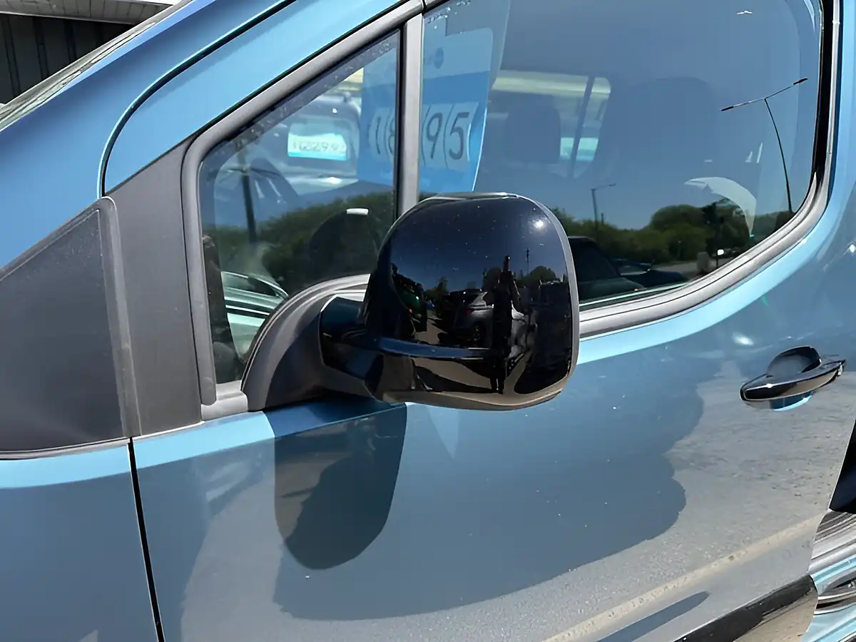 Used 2025 Vauxhall Combo Life Electric Ultimate Blue - Interior and Exterior details 16