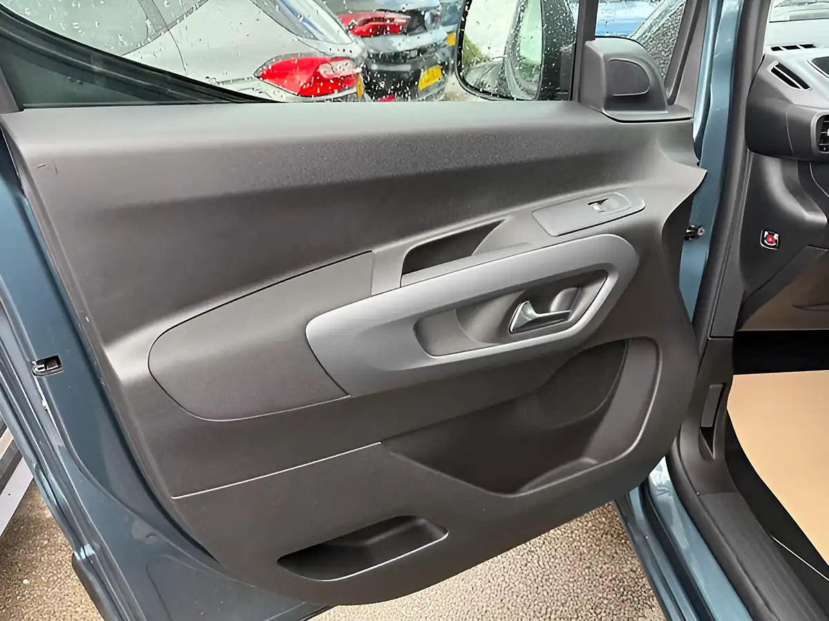 Used 2025 Vauxhall Combo Life Electric Ultimate Blue - Interior and Exterior details 17