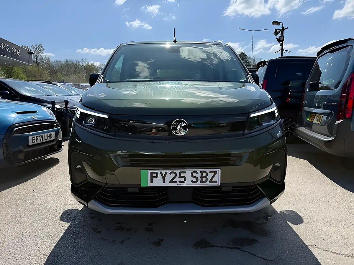 Used 2025 Vauxhall Combo Life Electric Ultimate Xl Green - Interior and Exterior details 10