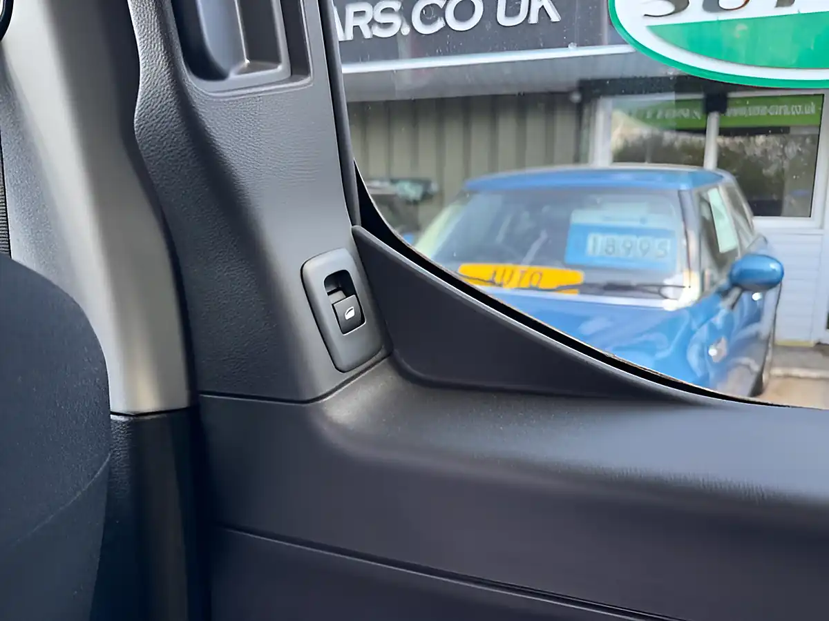 Used 2025 Vauxhall Combo Life Electric Ultimate Xl Green - Interior and Exterior details 12