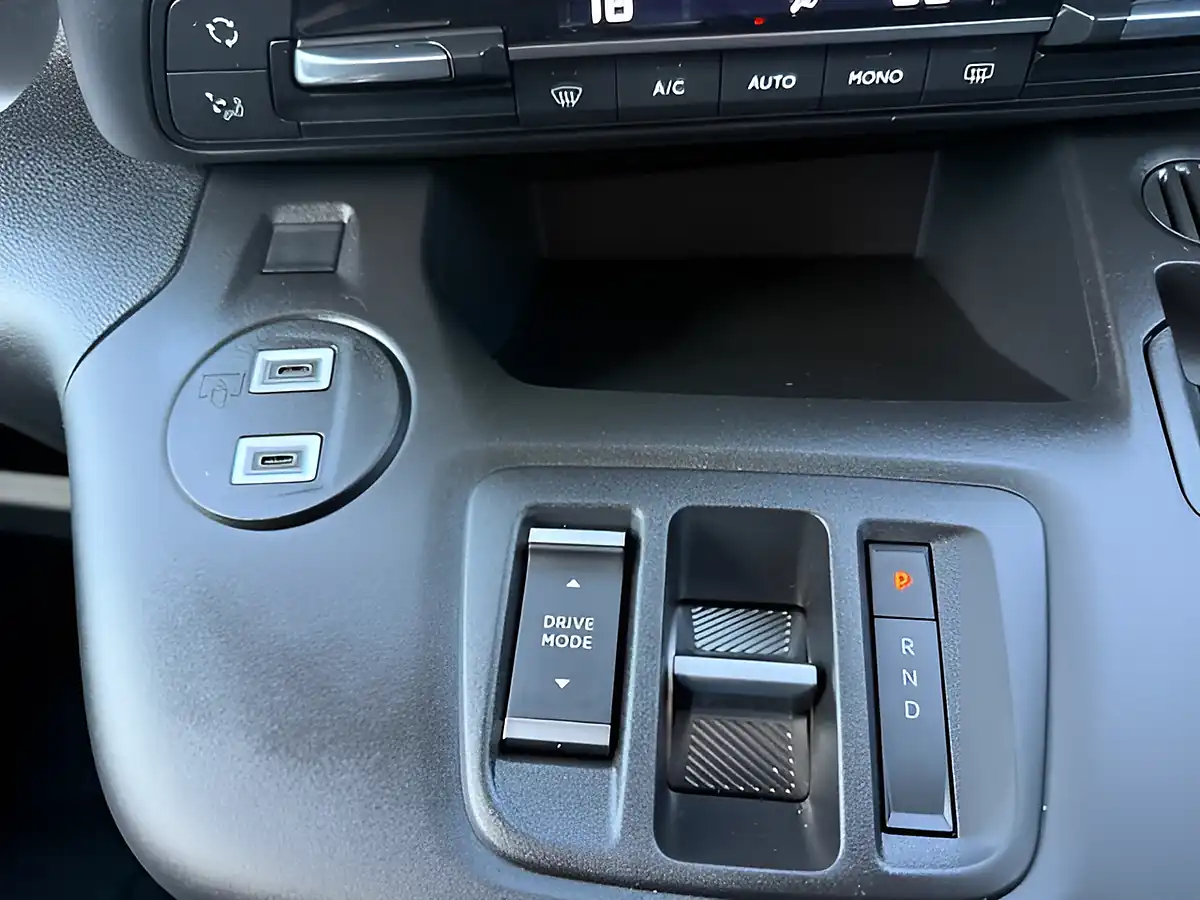 Used 2025 Vauxhall Combo Life Electric Ultimate Xl Green - Interior and Exterior details 13