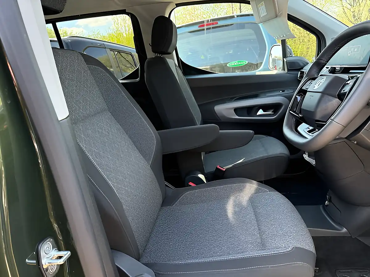 Used 2025 Vauxhall Combo Life Electric Ultimate Xl Green - Interior and Exterior details 14