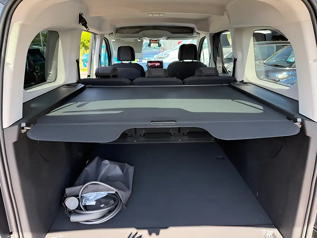 Used 2025 Vauxhall Combo Life Electric Ultimate Xl Green - Interior and Exterior details 16
