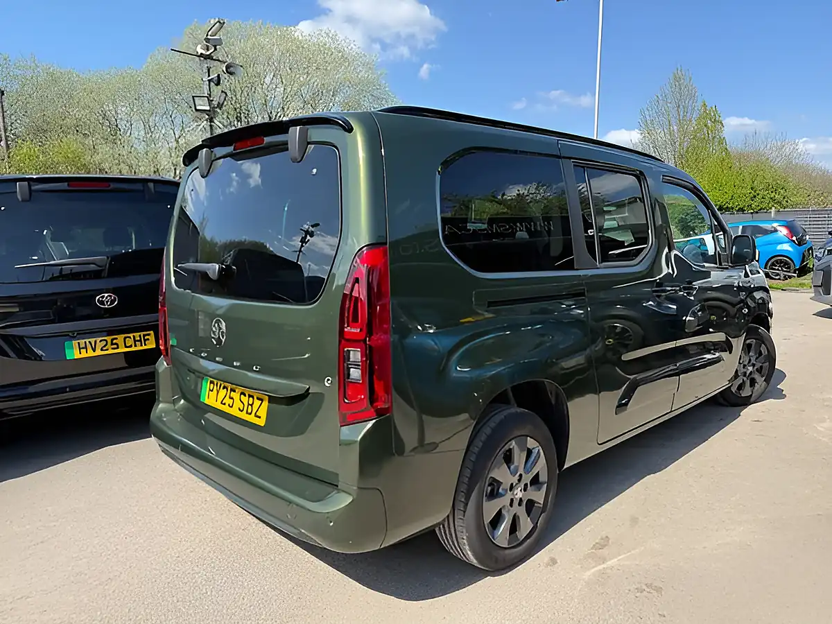 Used 2025 Vauxhall Combo Life Electric Ultimate Xl Green - Interior and Exterior details 3