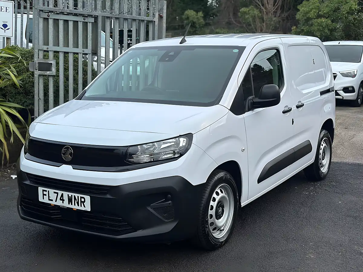 Used 2025 Vauxhall Combo Prime White - Interior and Exterior details 17