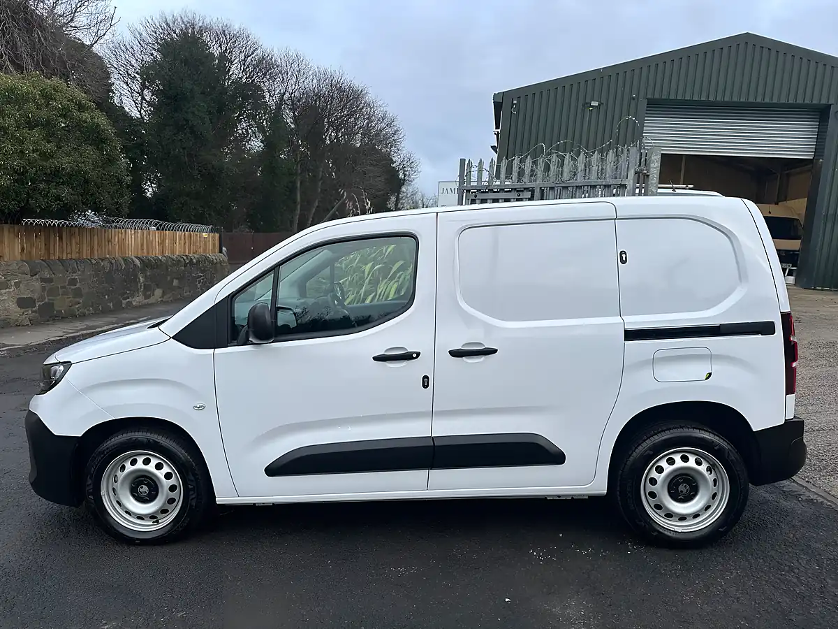 Used 2025 Vauxhall Combo Prime White - Interior and Exterior details 18