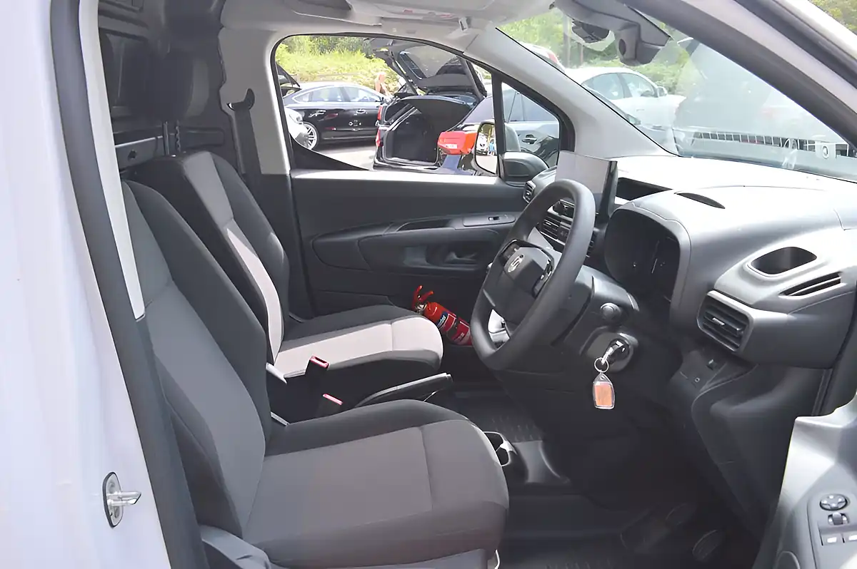 Used 2025 Vauxhall Combo Prime White - Interior and Exterior details 14