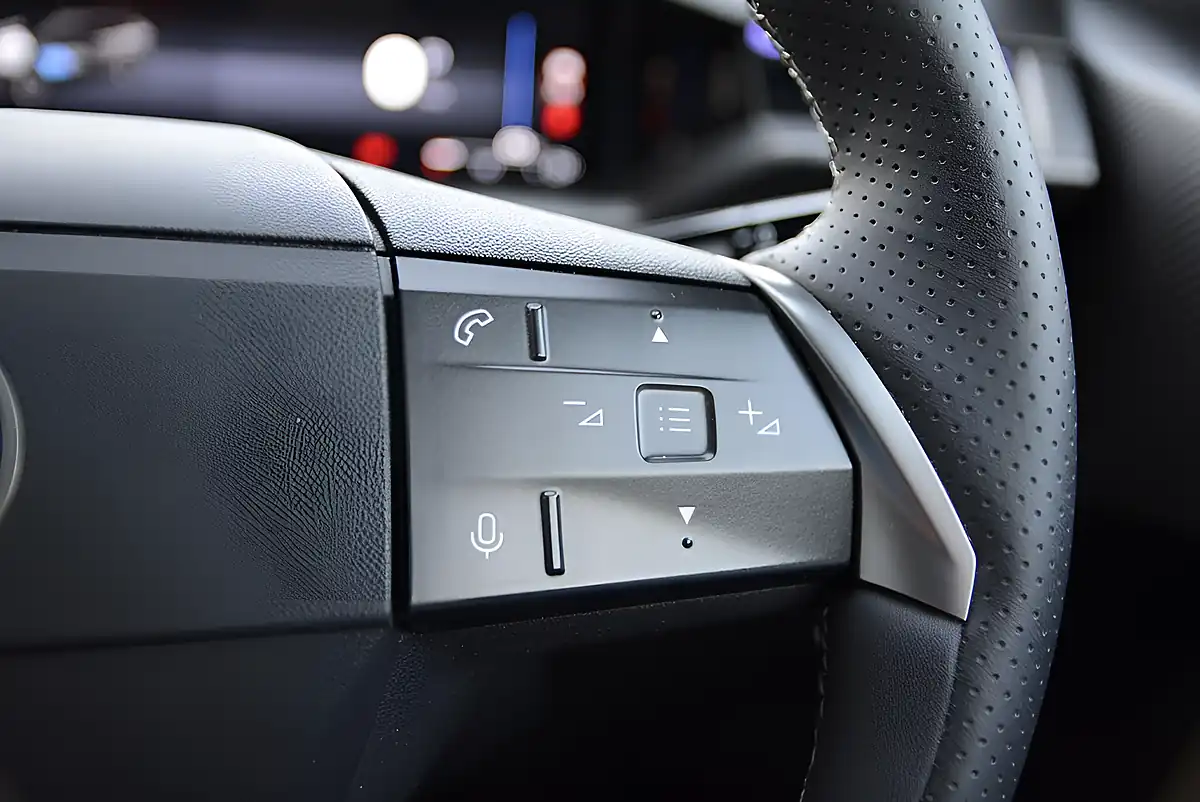 Used 2025 Vauxhall Grandland Ultimate White - Interior and Exterior details 10