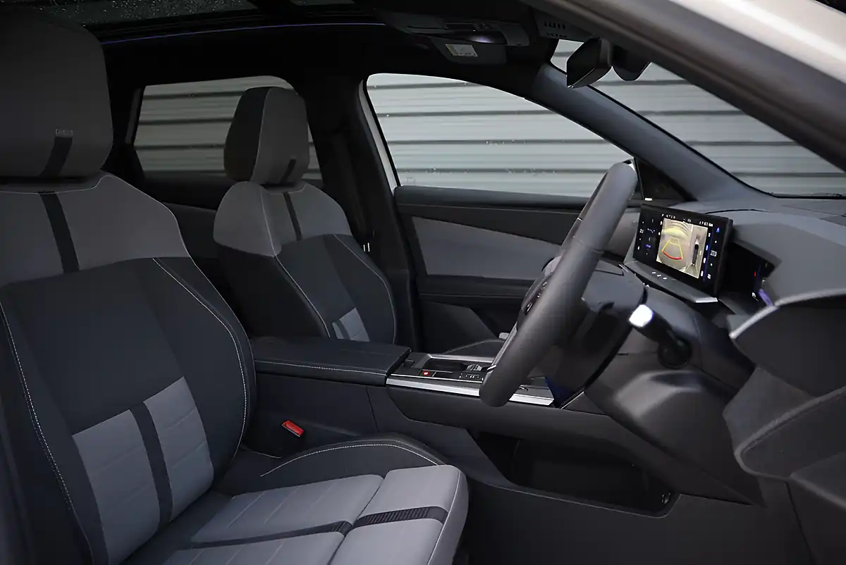 Used 2025 Vauxhall Grandland Ultimate White - Interior and Exterior details 6