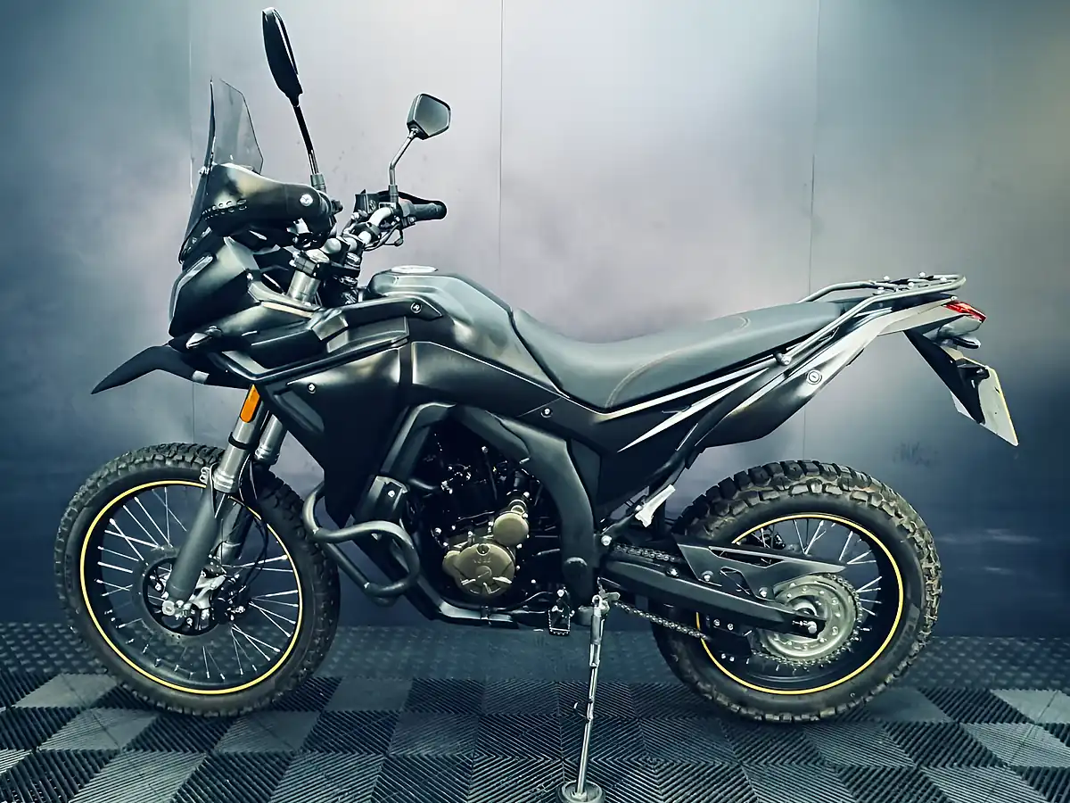 Used 2025 Voge 300 Rally Black - Interior and Exterior details 3