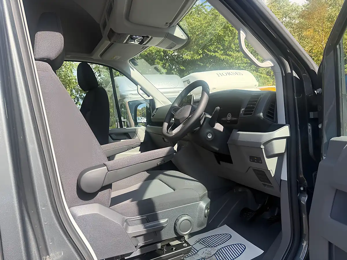 Used 2025 Volkswagen Crafter Commerce Plus Grey - Interior and Exterior details 12
