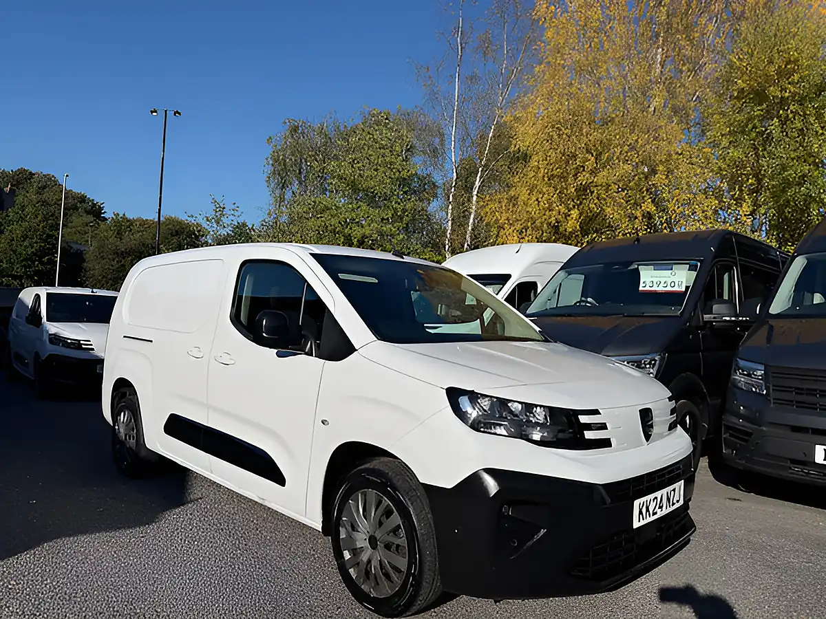 Used 2025 Volkswagen Crafter Commerce Plus Grey - Interior and Exterior details 19