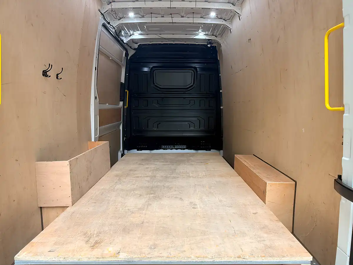 Used 2025 Volkswagen Crafter Commerce Plus White - Interior and Exterior details 6