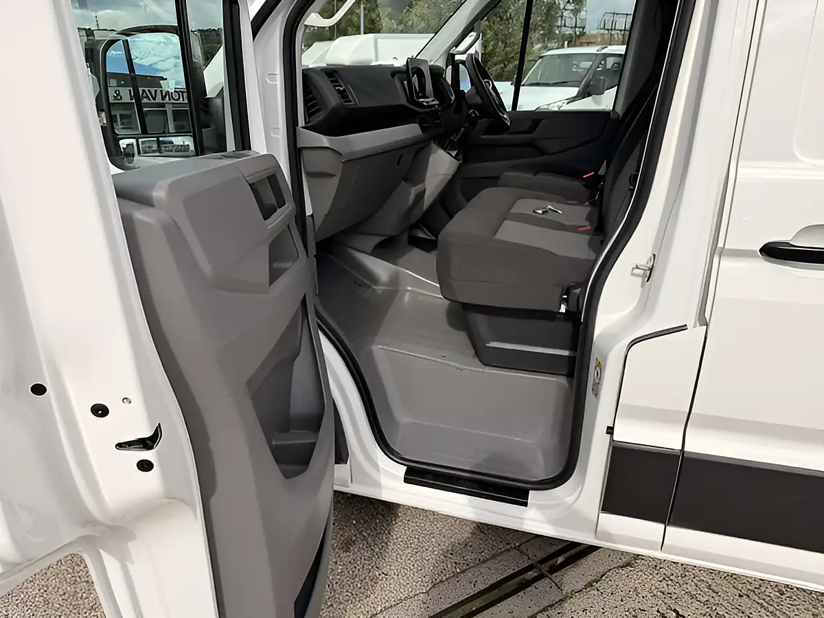 Used 2025 Volkswagen Crafter CR35 Commerce Lwb High Roof White - Interior and Exterior details 12
