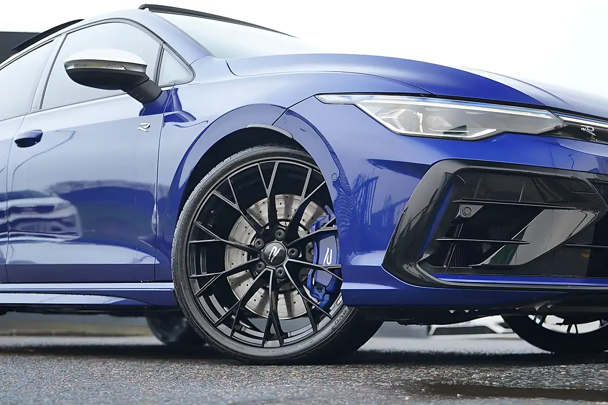Used 2025 Volkswagen Golf R Blue - Interior and Exterior details 19