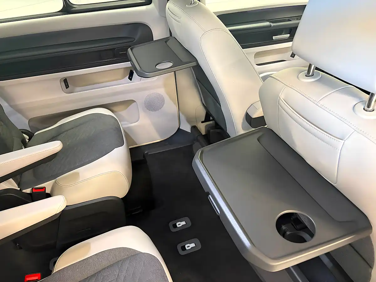 Used 2025 Volkswagen Id. Buzz Pro Style White - Interior and Exterior details 14