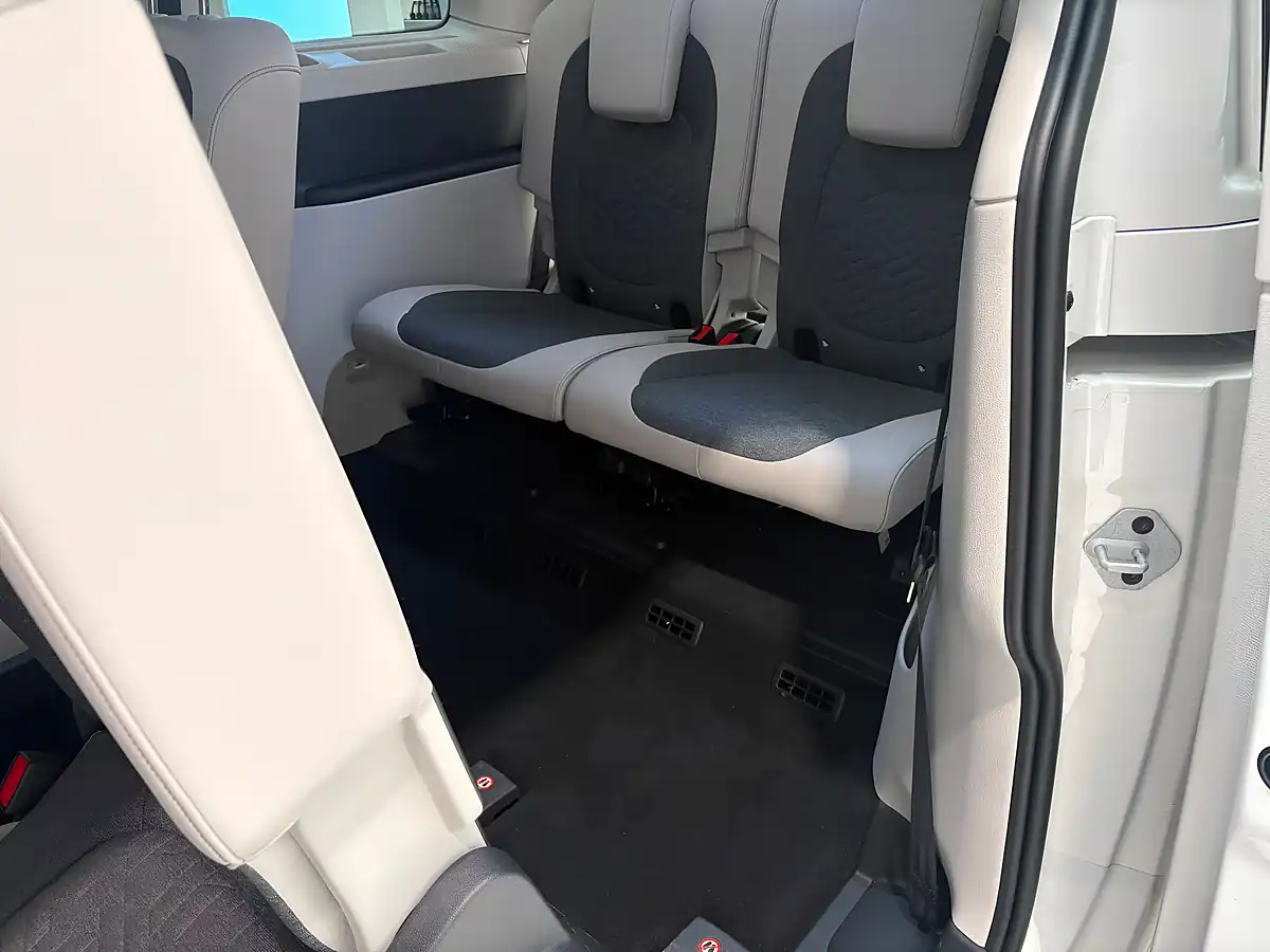 Used 2025 Volkswagen Id. Buzz Pro Style White - Interior and Exterior details 17