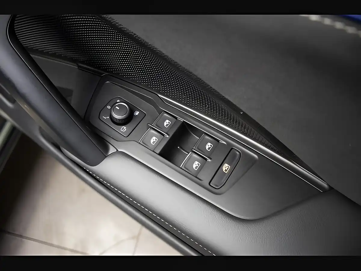 Used 2025 Volkswagen Tayron R-Line Green - Interior and Exterior details 12