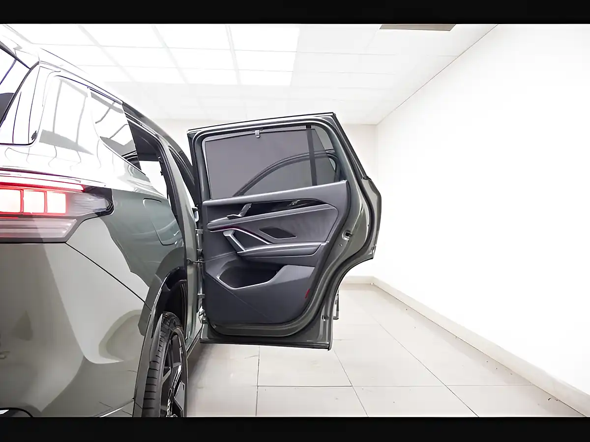 Used 2025 Volkswagen Tayron R-Line Green - Interior and Exterior details 13