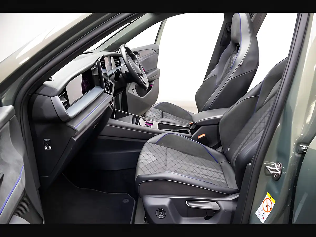 Used 2025 Volkswagen Tayron R-Line Green - Interior and Exterior details 17