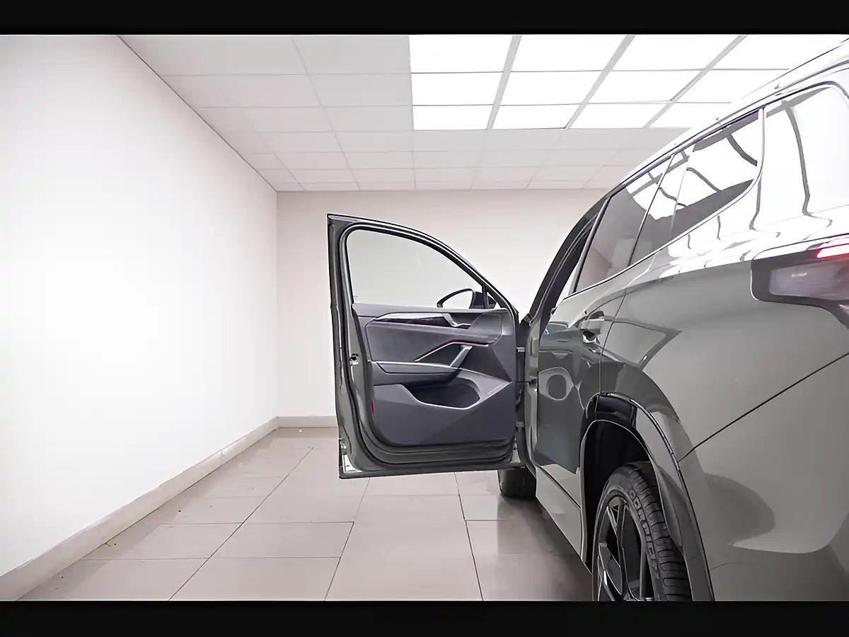 Used 2025 Volkswagen Tayron R-Line Green - Interior and Exterior details 19