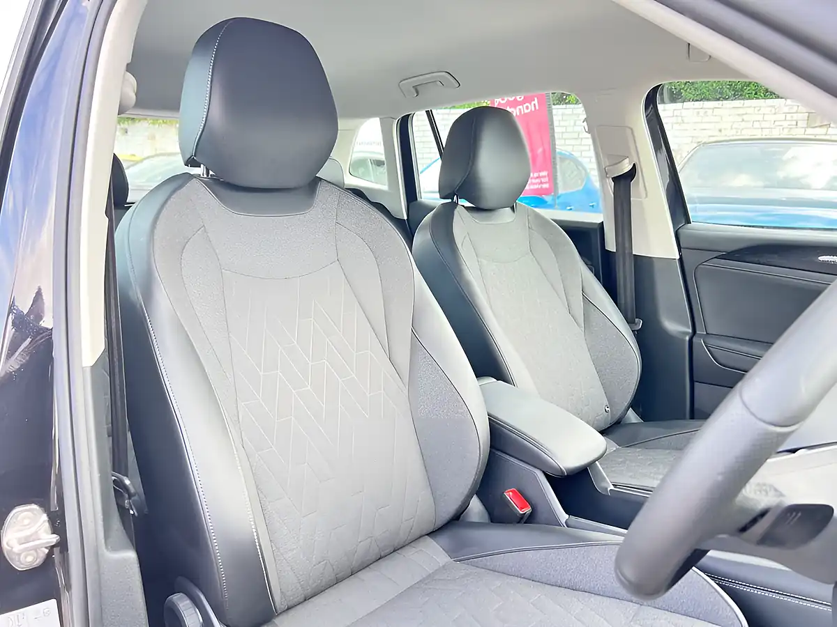 Used 2025 Volkswagen Tiguan Life Black - Interior and Exterior details 11