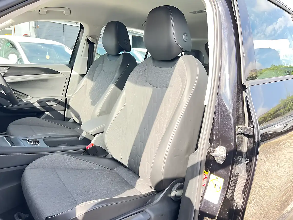 Used 2025 Volkswagen Tiguan Life Black - Interior and Exterior details 19