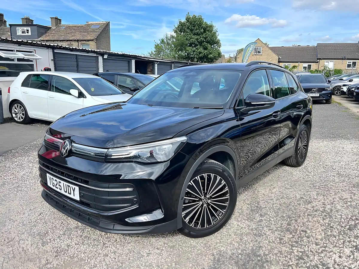 Used 2025 Volkswagen Tiguan Life Black - Interior and Exterior details 4