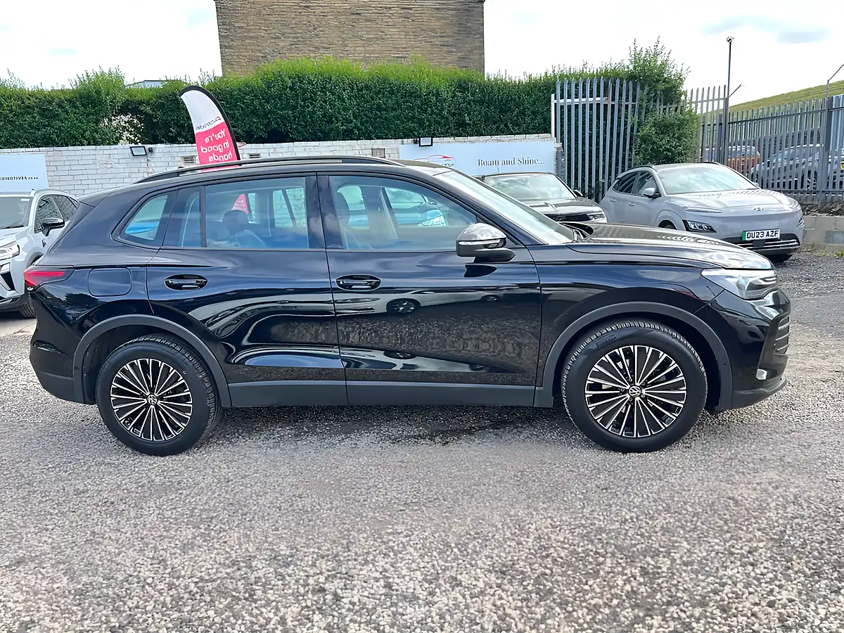 Used 2025 Volkswagen Tiguan Life Black - Interior and Exterior details 5
