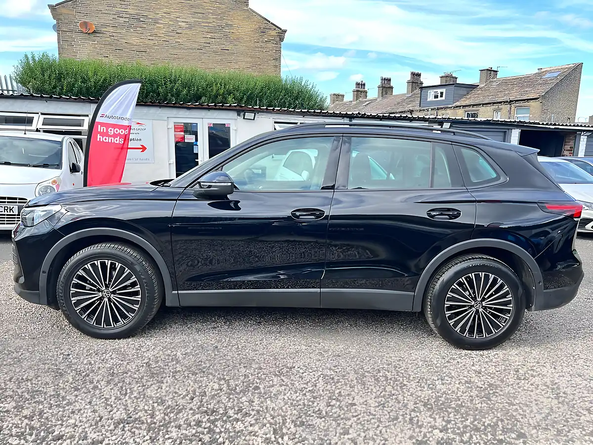 Used 2025 Volkswagen Tiguan Life Black - Interior and Exterior details 6