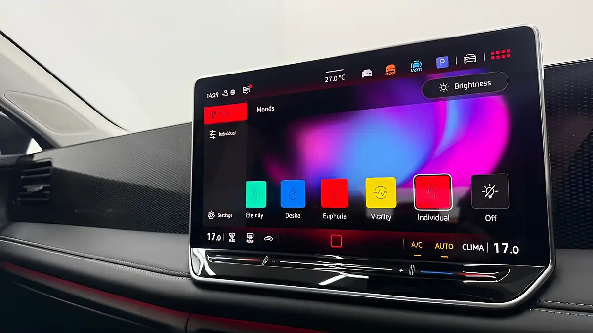 Used 2025 Volkswagen Tiguan Match Black - Interior and Exterior details 17