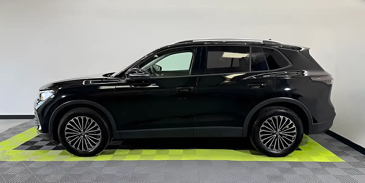 Used 2025 Volkswagen Tiguan Match Black - Interior and Exterior details 7