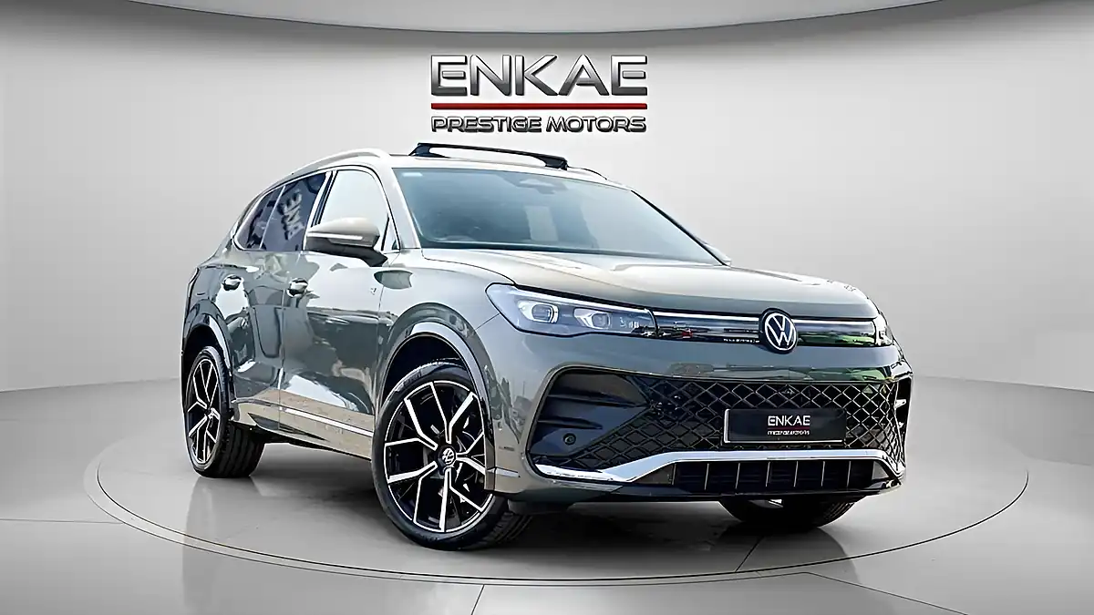 Used 2025 Volkswagen Tiguan R-Line Green - Front View