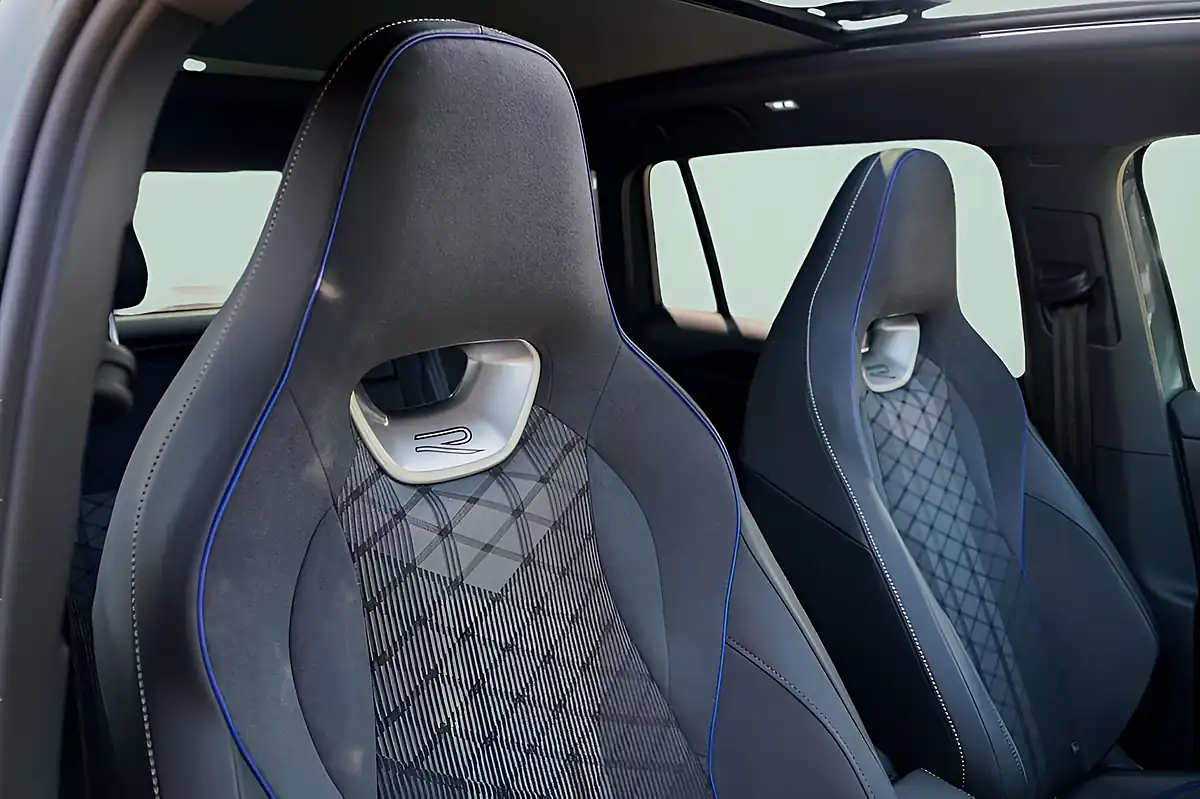 Used 2025 Volkswagen Tiguan R-Line Green - Interior and Exterior details 10