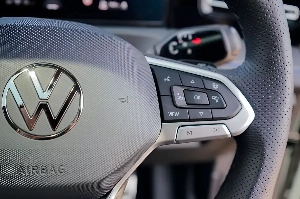 Used 2025 Volkswagen Tiguan R-Line Green - Interior and Exterior details 12