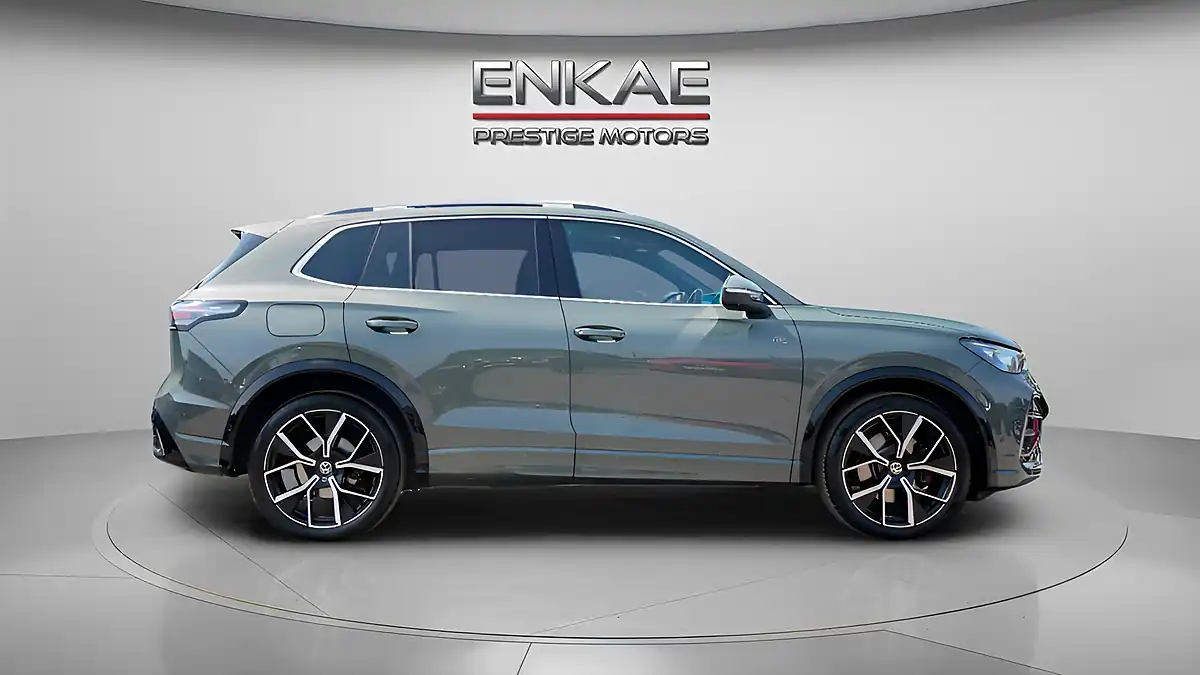 Used 2025 Volkswagen Tiguan R-Line Green - Interior and Exterior details 2