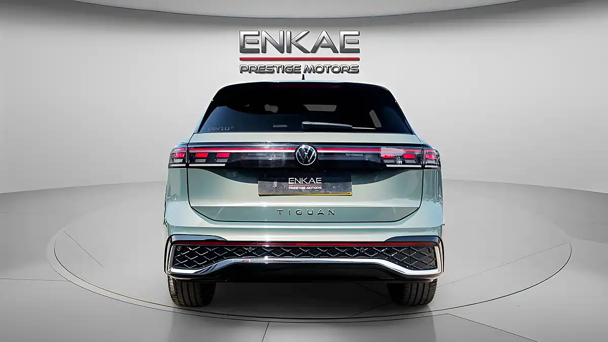 Used 2025 Volkswagen Tiguan R-Line Green - Interior and Exterior details 4